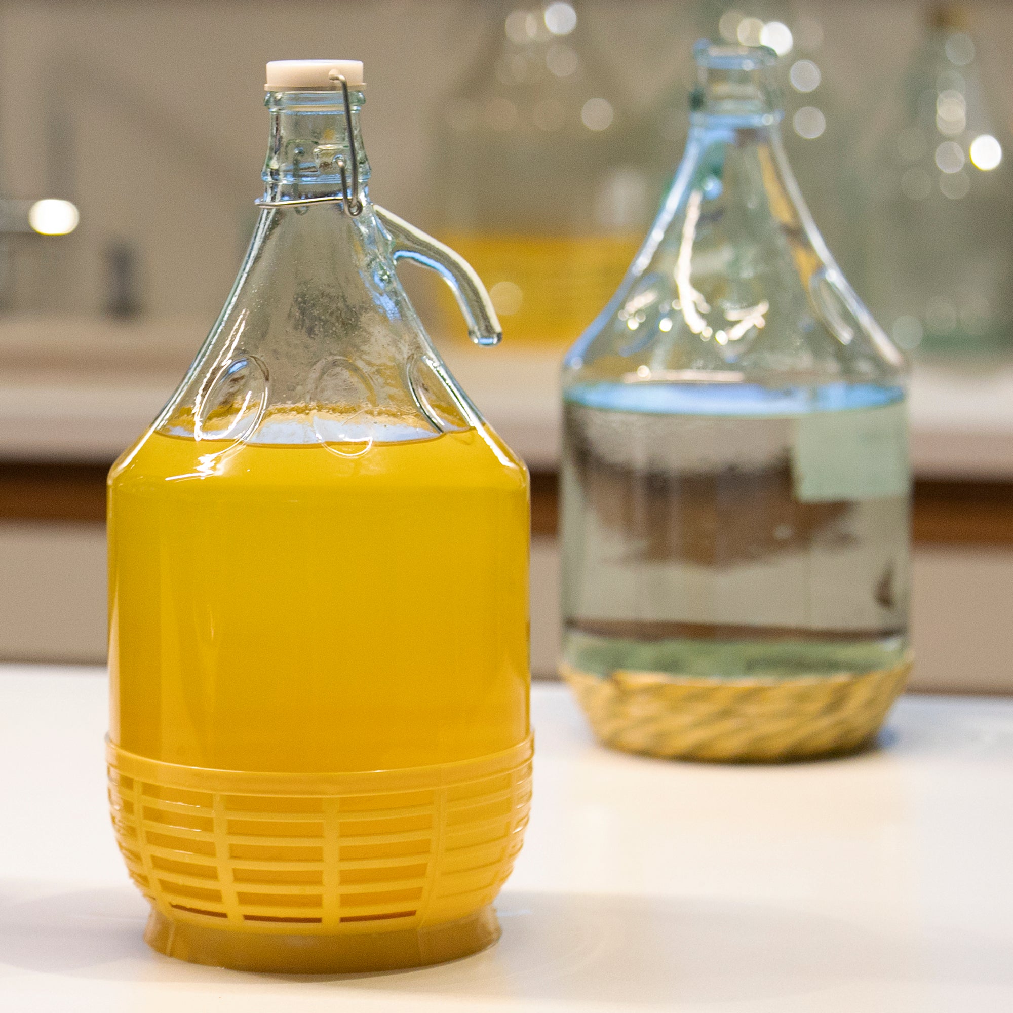 2 x 5L Flasche mit Bügelverschluss und Kunstofkorb